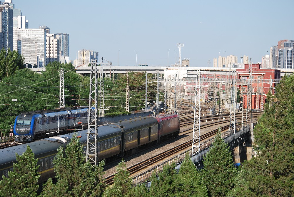 2025年铁路投资或破9000亿元