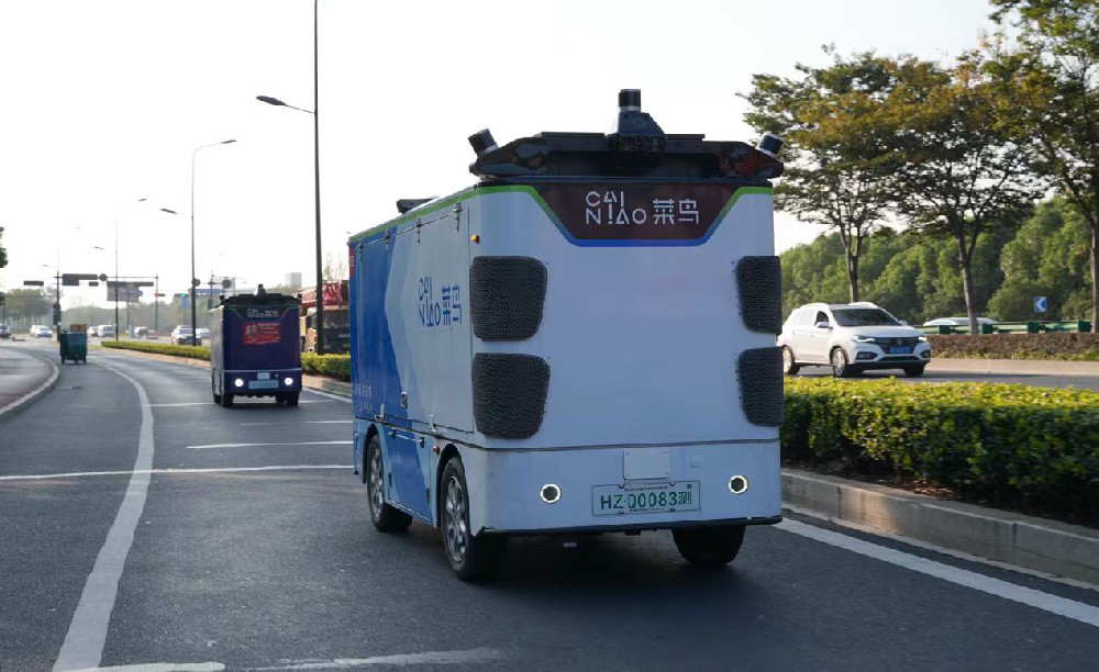 媒体管家: 菜鸟无人车现身“双11”:单车日均运送包裹2000件 每票快递降本1毛