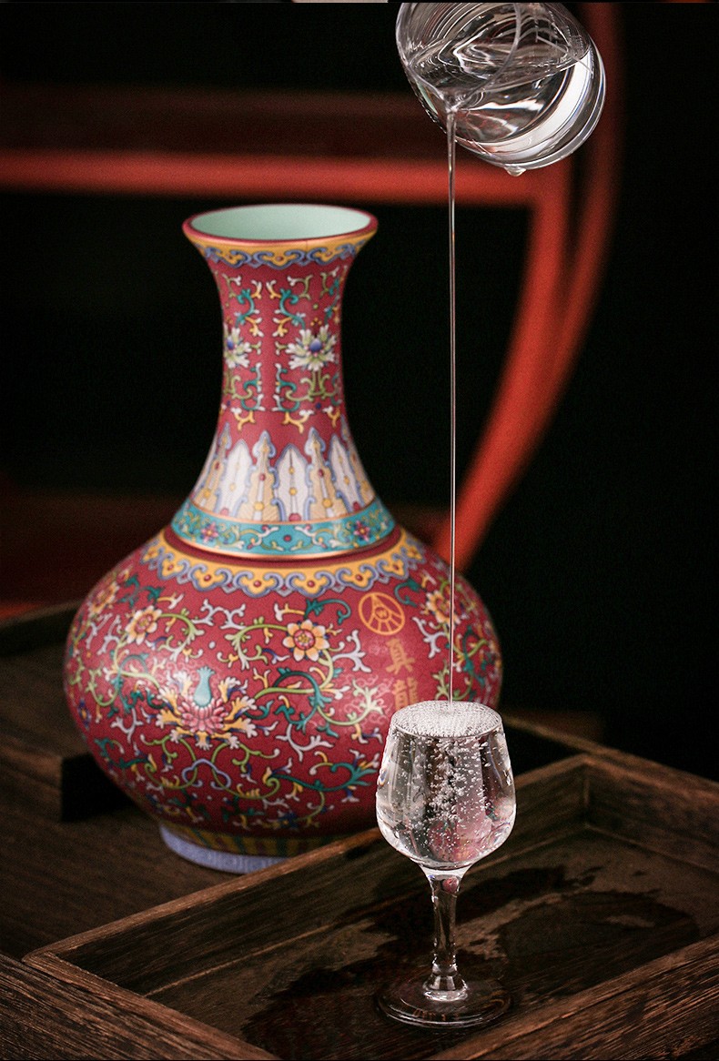 君子之器，风雅无双：五粮液股份52度真龙天子酒缠枝莲纹如意瓶(图2)