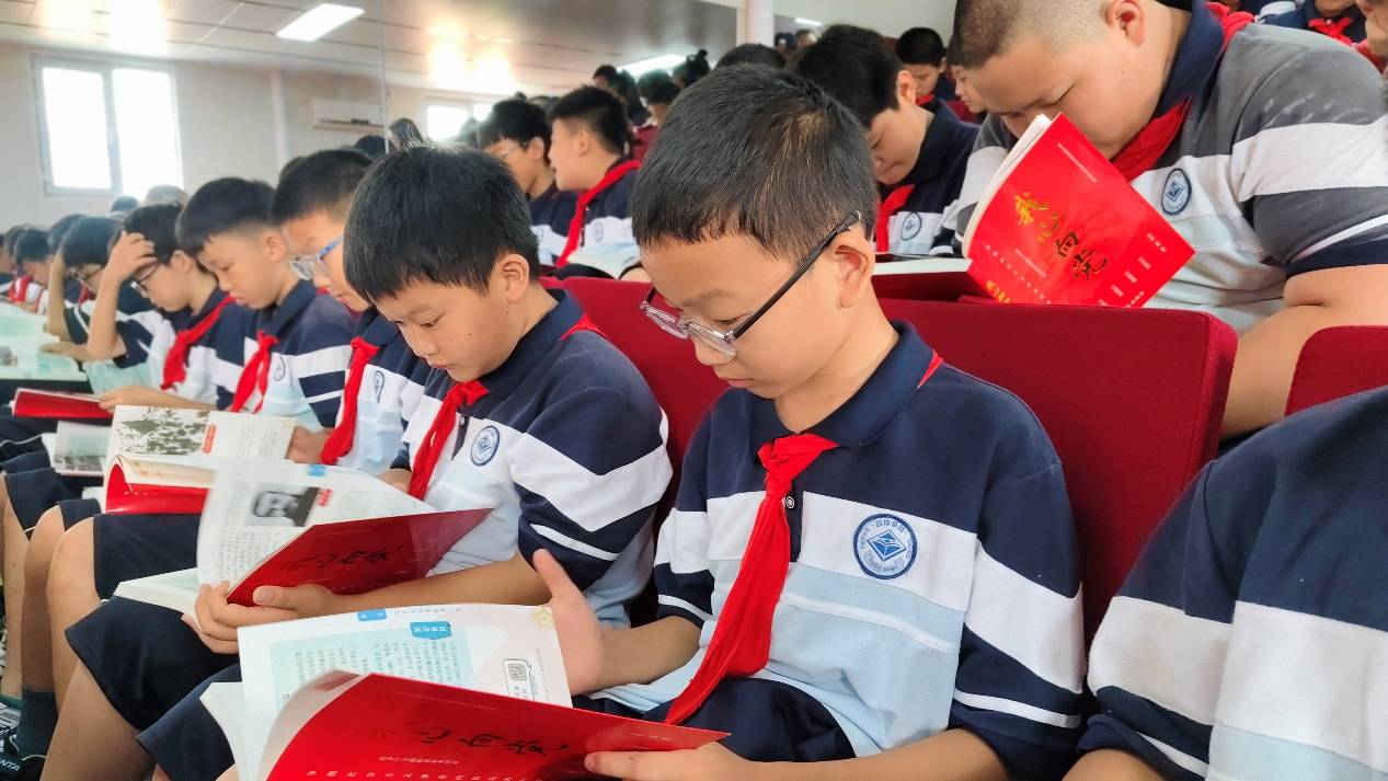 《我心向党》进校园,在校园中传承和弘扬爱国主义(图2) 《我心向党》进校园,在校园中传承和弘扬爱国主义(图2)